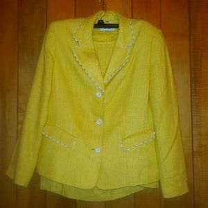 Le Suit size 10 yellow 💛